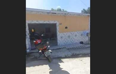 Imagem: A casa possui 2 Dormitórios, 1 Banheiro, 2 Vagas na garagem