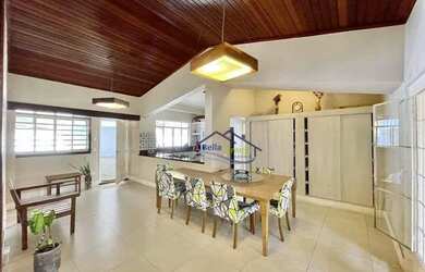 Imagem: A casa em condomínio possui 3 Dormitórios, 5 Banheiros, 600m²