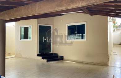 Imagem: A casa possui 3 Dormitórios, 2 Banheiros, 2 Vagas na garagem