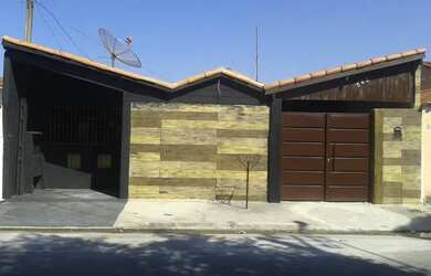 Imagem: A casa possui 3 Dormitórios, 2 Banheiros, 1 Vaga na garagem