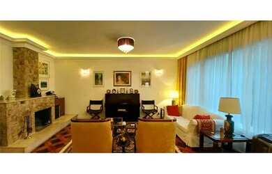 Imagem: A casa possui 3 Dormitórios, 5 Banheiros, 3 Vagas na garagem