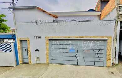 Imagem: A casa possui 4 Dormitórios, 2 Banheiros, 3 Vagas na garagem