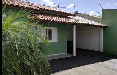 Imagem: A casa possui 2 Dormitórios, 1 Banheiro, 2 Vagas na garagem