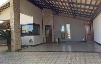 Imagem: A casa possui 3 Dormitórios, 1 Banheiro, 3 Vagas na garagem