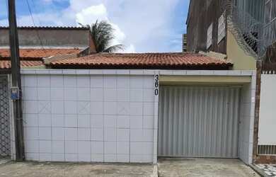 Imagem: A casa possui 4 Dormitórios, 3 Banheiros, 2 Vagas na garagem