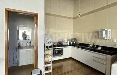 Imagem: A casa possui 4 Dormitórios, 3 Banheiros, 5 Vagas na garagem