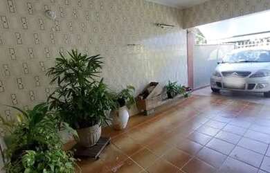 Imagem: A casa possui 3 Dormitórios, 1 Banheiro, 2 Vagas na garagem