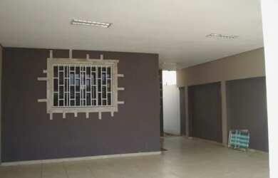 Imagem: A casa possui 3 Dormitórios, 1 Banheiro, 2 Vagas na garagem