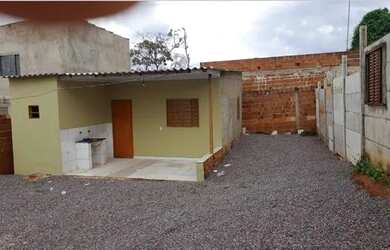 Imagem: A casa possui 2 Dormitórios, 1 Banheiro e 1 Vaga na garagem