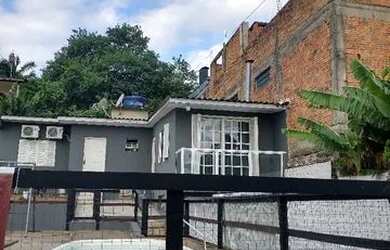 Imagem: A casa possui 3 Dormitórios, 1 Banheiro e está localizado