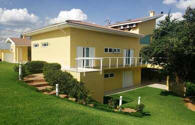 Imagem: A casa em condomínio possui 5 Dormitórios, 5 Banheiros, 4