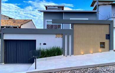 Imagem: A casa possui 3 Dormitórios, 2 Banheiros, 3 Vagas na garagem