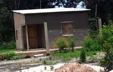 Imagem: A casa possui 1 Dormitório, 2 Banheiros, 5 Vagas na garagem