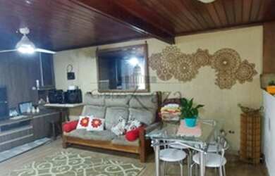 Imagem: A casa possui 2 Dormitórios, 1 Banheiro, 2 Vagas na garagem