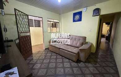 Imagem: A casa possui 4 Dormitórios, 2 Banheiros, 2 Vagas na garagem