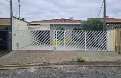 Imagem: A casa possui 3 Dormitórios, 3 Banheiros, 2 Vagas na garagem