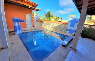 Imagem: A casa possui 4 Dormitórios, 3 Banheiros, 2 Vagas na garagem