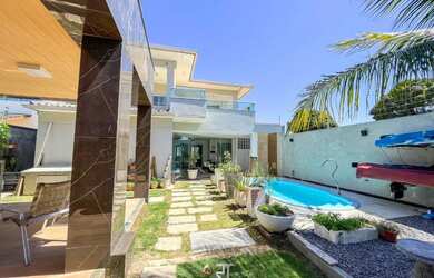 Imagem: A casa possui 4 Dormitórios, 4 Banheiros, 4 Vagas na garagem