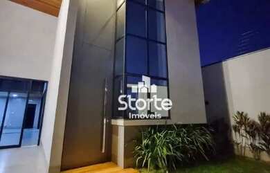 Imagem: A casa possui 3 Dormitórios, 4 Banheiros, 2 Vagas na garagem