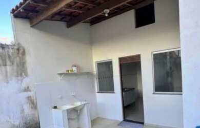 Imagem: A casa possui 2 Dormitórios e 1 Banheiro e está localizado