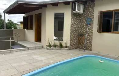 Imagem: A casa possui 3 Dormitórios, 3 Banheiros, 4 Vagas na garagem