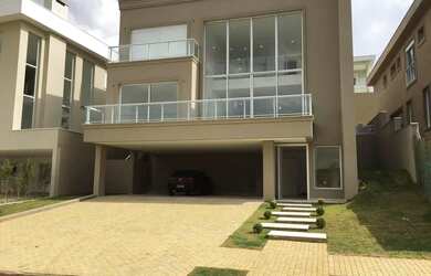 Imagem: A casa em condomínio possui 4 Dormitórios, 3 Banheiros, 5