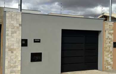 Imagem: A casa possui 2 Dormitórios, 2 Banheiros, 2 Vagas na garagem