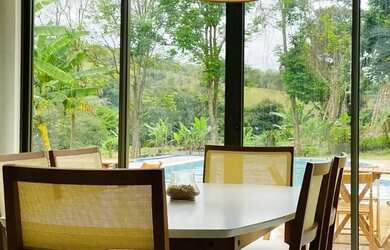 Imagem: A casa possui 3 Dormitórios, 4 Banheiros, 5 Vagas na garagem