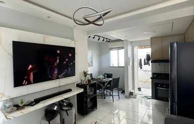 Imagem: A casa possui 2 Dormitórios, 2 Banheiros, 2 Vagas na garagem