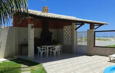 Imagem: A casa possui 4 Dormitórios, Acomodam 15 pessoas e 3 Vagas