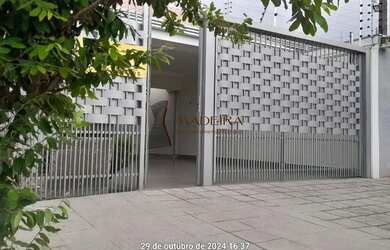 Imagem: A casa possui 3 Dormitórios, 3 Banheiros, 2 Vagas na garagem