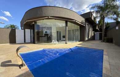 Imagem: A casa possui 3 Dormitórios, 4 Banheiros, 215m² de Área e