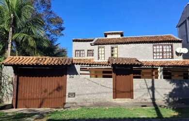 Imagem: A casa possui 4 Dormitórios, 3 Banheiros, 2 Vagas na garagem