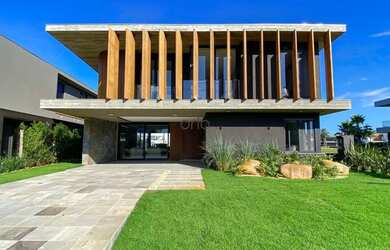 Imagem: A casa em condomínio possui 5 Dormitórios, 5 Banheiros, 2