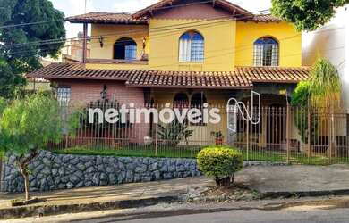 Imagem: A casa possui 4 Dormitórios, 2 Banheiros, 3 Vagas na garagem