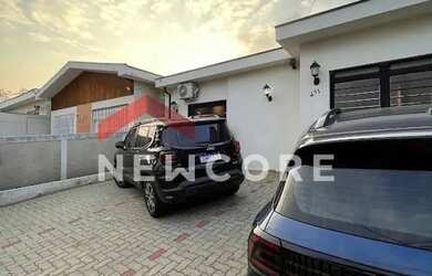 Imagem: A casa possui 3 Dormitórios, 4 Banheiros, 3 Vagas na garagem