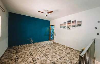 Imagem: A casa possui 3 Dormitórios, 2 Banheiros, 2 Vagas na garagem