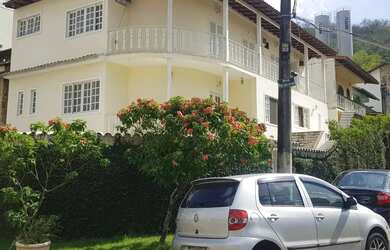 Imagem: A casa possui 4 Dormitórios, 4 Banheiros, 3 Vagas na garagem