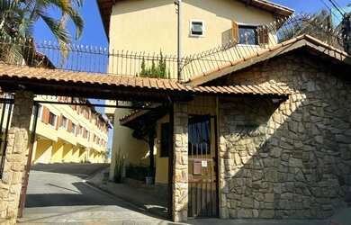 Imagem: A casa possui 2 Dormitórios, 2 Banheiros, 2 Vagas na garagem