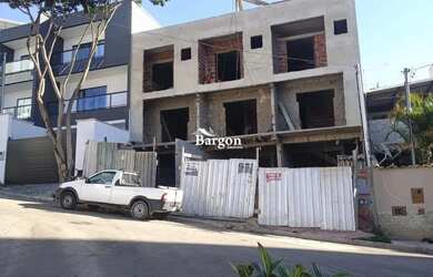 Imagem: A casa possui 3 Dormitórios, 1 Banheiro, 2 Vagas na garagem