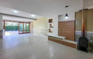 Imagem: A casa possui 4 Dormitórios, 2 Banheiros, 2 Vagas na garagem