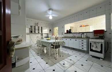 Imagem: A casa possui 3 Dormitórios, 2 Banheiros, 2 Vagas na garagem