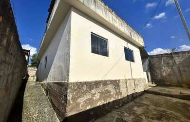 Imagem: A casa possui 2 Dormitórios, 1 Banheiro, 1 Vaga na garagem