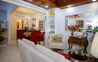 Imagem: A casa possui 4 Dormitórios, 3 Banheiros, 5 Vagas na garagem