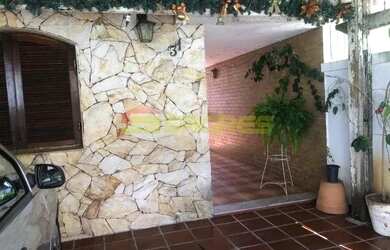 Imagem: A casa possui 3 Dormitórios, 1 Banheiro, 2 Vagas na garagem