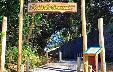 Imagem: A casa possui 3 Dormitórios, Acomodam 10 pessoas e 3 Vagas