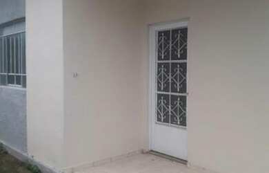 Imagem: A casa possui 3 Dormitórios, 1 Banheiro, 1 Vaga na garagem