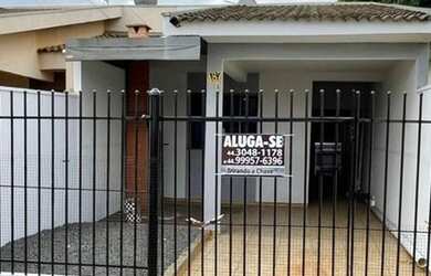 Imagem: A casa possui 3 Dormitórios, 1 Banheiro, 2 Vagas na garagem