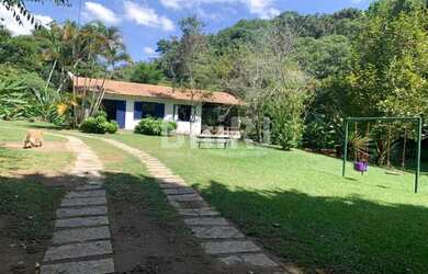 Imagem: A casa possui 3 Dormitórios, 3 Banheiros, 5 Vagas na garagem