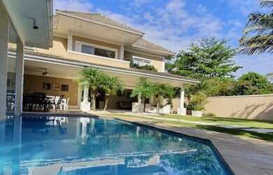 Imagem: A casa em condomínio possui 4 Dormitórios, 5 Banheiros, 3